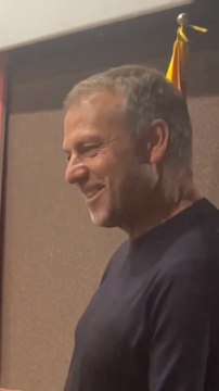 Catalunya Radios team gifted Hansi Flick a Catalan - German dictionary