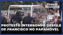 Desfile no papamóvel de Francisco em Luxemburgo é interrompido por um protesto