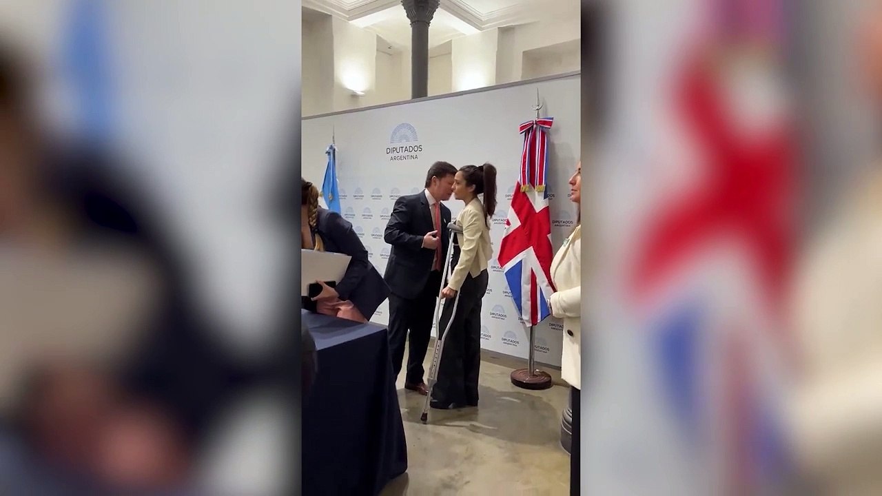 Agustina Propato acusó a Kirsty Hayes, embajadora del Reino Unido, de pedirle que se saque la remera con las Islas Malvinas para una foto