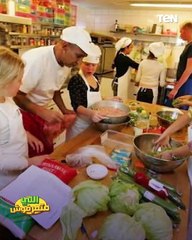 تخيل تبقى قاعد مستني أكلك وتلاقي اللي بيقدملك الطلب "قرد" ! | اللي متعرفوش