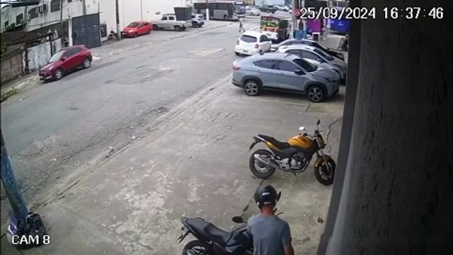 Criminoso rouba moto à luz do dia em uma das principais avenidas do Guarujá; Veja o vídeo