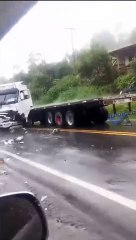 Descargar video: Fuerte choque entre un camión y un minibús deja un fallecido y tres heridos en Cochabamba