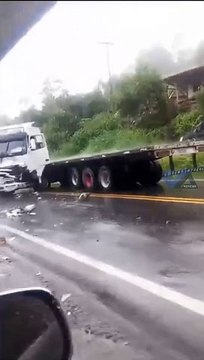 Fuerte choque entre un camión y un minibús deja un fallecido y tres heridos en Cochabamba