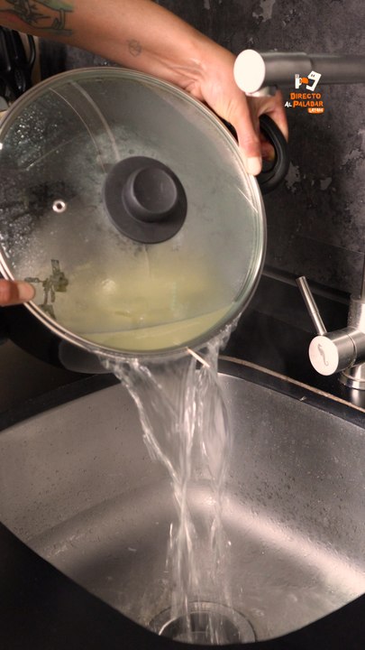 Así puedes drenar el agua hirviendo sin quemarte