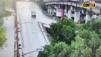 Download Video: VIDEO: Camioneta cae desde puente vehicular en Tlalnepantla