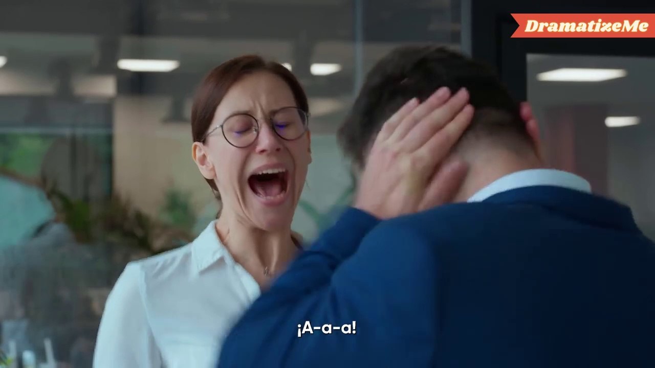 EL JEFE SEXISTA LE HIZO LLEVAR MAQUILLAJE Y FALDAS CORTAS | Película Completa | Español Latino