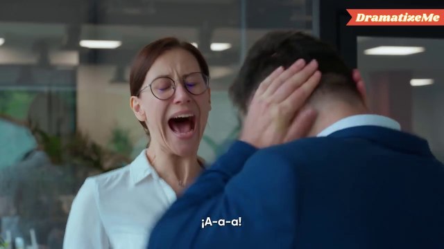 EL JEFE SEXISTA LE HIZO LLEVAR MAQUILLAJE Y FALDAS CORTAS | Película Completa | Español Latino