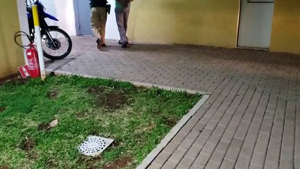 Homem é detido após segurar companheira pelo pescoço