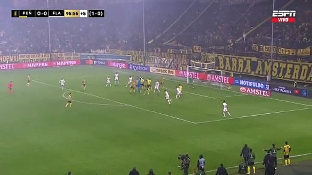 Festejos de los jugadores de Peñarol en el Campeón del Siglo