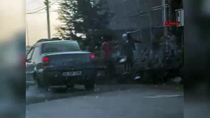 İnşaatta kürek ve sopalı kavga kamerada