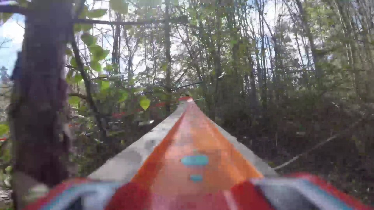 Mann baut hot wheels-strecke, die sich 262 fuß durch örtlichen wald erstreckt