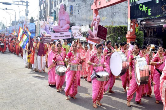 शोभायात्रा में दिखाई नारी शक्ति, बेटियों ने झांसी की रानी बनकर किया शक्ति प्रदर्शन