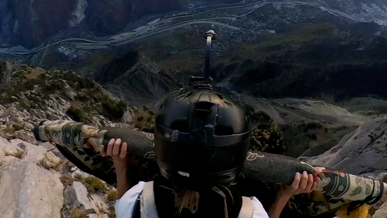 Aladdin aus dem echten leben springt auf einem fliegenden teppich von berggipfeln