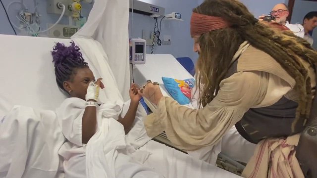 Ha ocurrido en un hospital en España: el emotivo gesto de Johnny Depp vestido de Jack Sparrow con unos niños