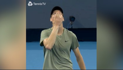 Sinner vince in rimonta, poi un bacio verso il cielo per zia Margith