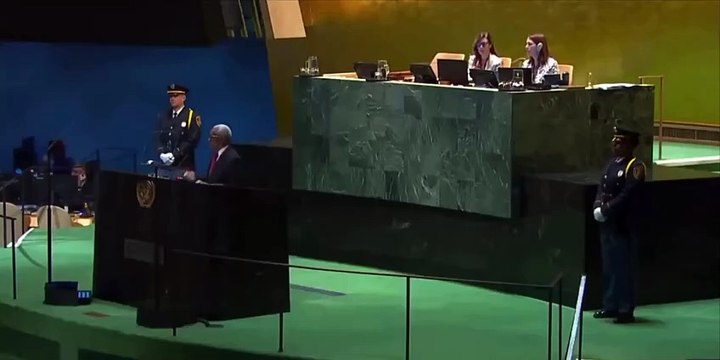 Başbakan BM kürsüsünde sürahiden su içti!