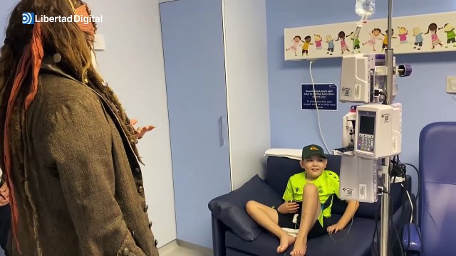 El gesto de Johnny Depp: el capitán Jack Sparrow aparece en el Hospital de San Sebastián