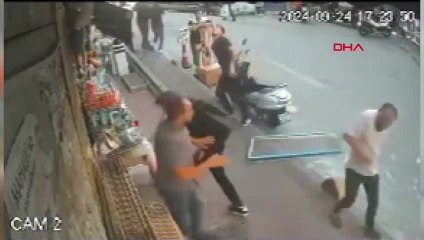 Cam çerçeve kaldırım üzerine düştü, felaketten santimlerle kurtuldu