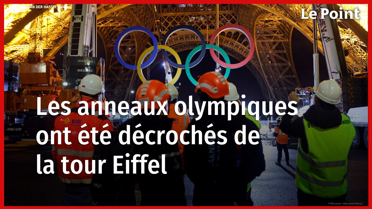 Les anneaux olympiques ont été décrochés de la tour Eiffel