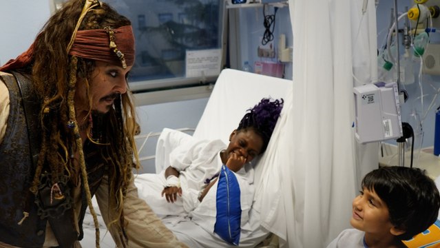 La visita de Johnny Depp vestido de Jack Sparrow al Hospital Universitario Donostia