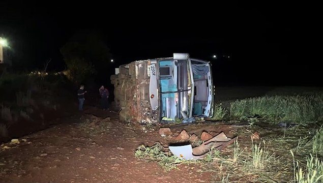 Ônibus com 42 estudantes tomba na PRc-281 em Dois Vizinhos e deixa motorista em estado grave