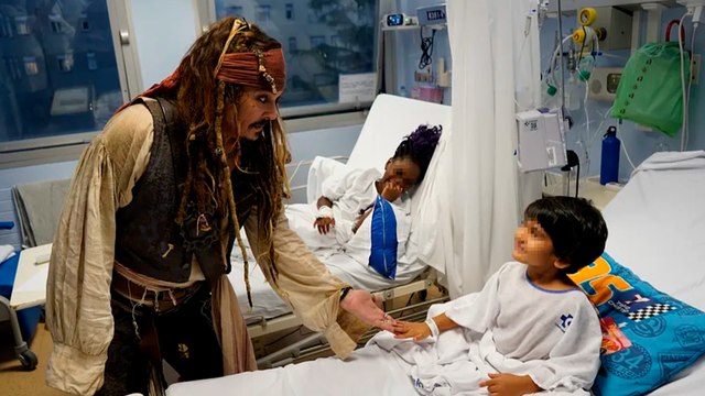 Johnny Depp se viste de Jack Sparrow para visitar a los niños hospitalizados en San Sebastián
