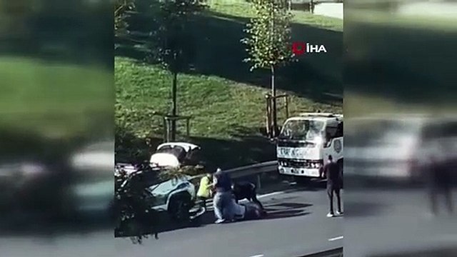 Polise çarpıp kaçan alkollü taksi sürücüsü yakalanınca, polis ekiplerine saldırdı