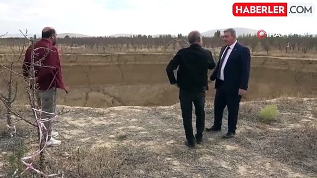 Karaman'daki Obruk Büyüyor, Çiftçileri Tedirgin Ediyor