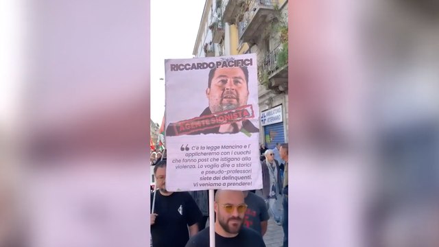 Al corteo pro Palestina di Milano il cartello con la scritta: «Liliana Segre spia sionista»