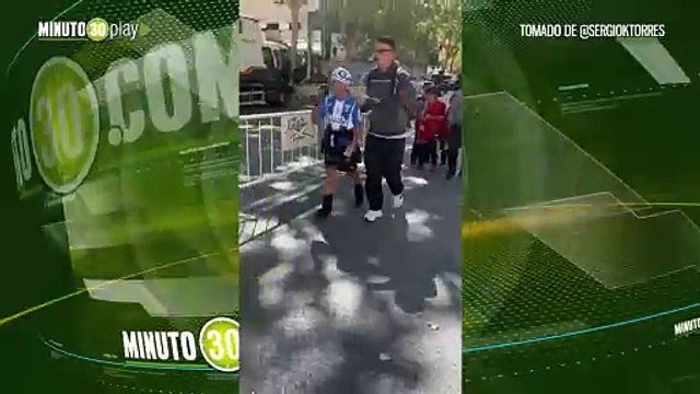 ¡A pie! Así fue la particular llegada de James Rodríguez al juego con el Rayo Vallecano