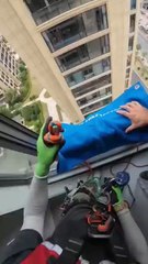 மிகவும் ஆபத்தான வேலை !!!