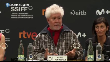 Almodóvar duda de si ser "una petarda" ante Pedro Sánchez al que llama "Mr. Guapo"
