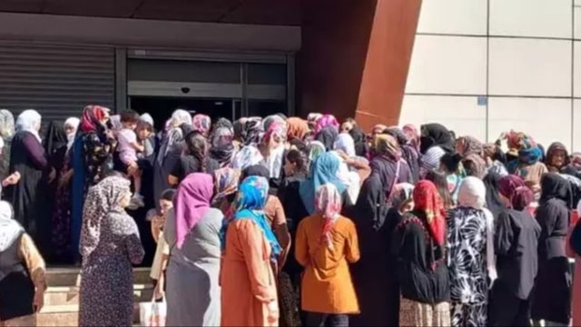 İndirim izdihamı: Metrelerce kuyruk oluştu