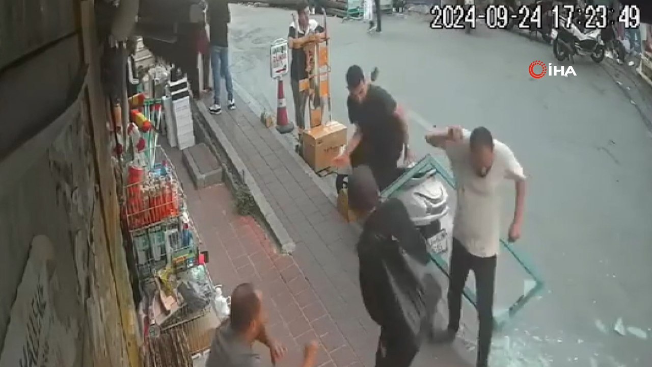 Fatih’te cam çerçeve adamın üzerine düştü
