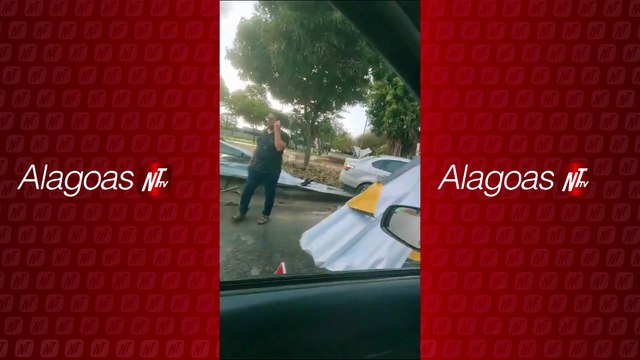 Carro da prefeitura de Colônia Leopoldina perde controle e invade área de obras em Maceió