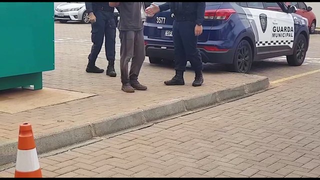 Jovem invade residência, se tranca em banheiro para fugir de moradores e acaba preso