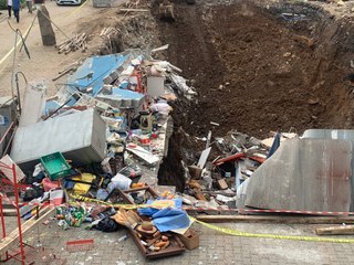 Temel kazısı sırasında yandaki marketin bir kişinin üzerine yıkılması kamerada