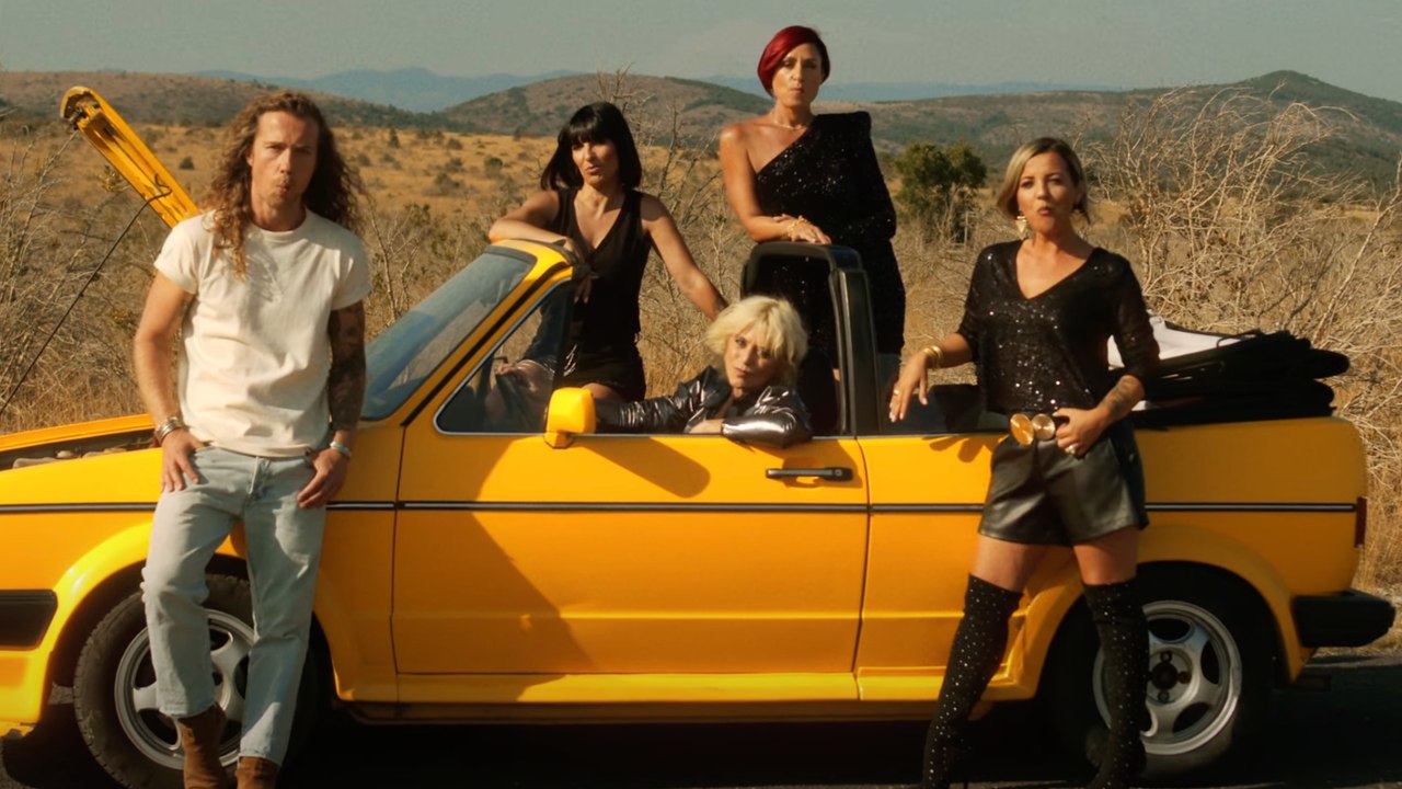 Julien Doré reprend “Toutes les femmes de ta vie” et invite les L5 dans son clip