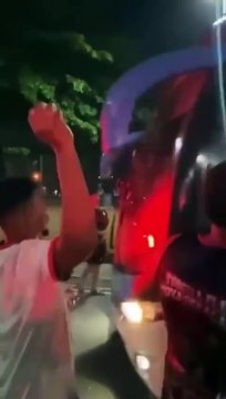 Após eliminação, torcedores do Flamengo jogam pipoca em ônibus do clube