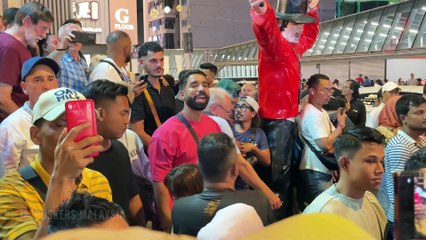 Pelancong dari Poland turun berdansa dengan pasangan buat suasana jadi meriah