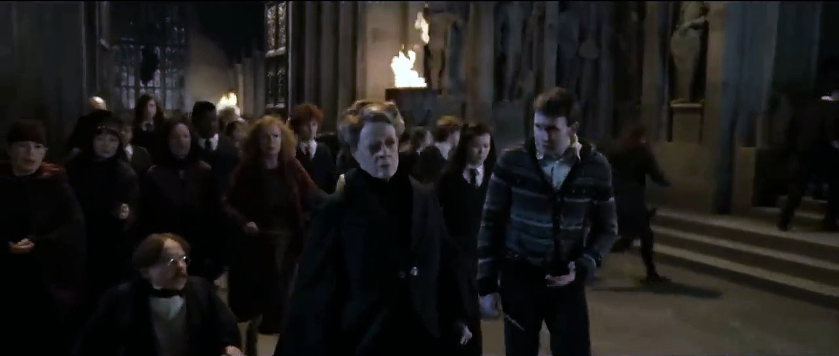 La profesora McGonagall protege Hogwarts | Harry Potter y las Reliquias de la Muerte