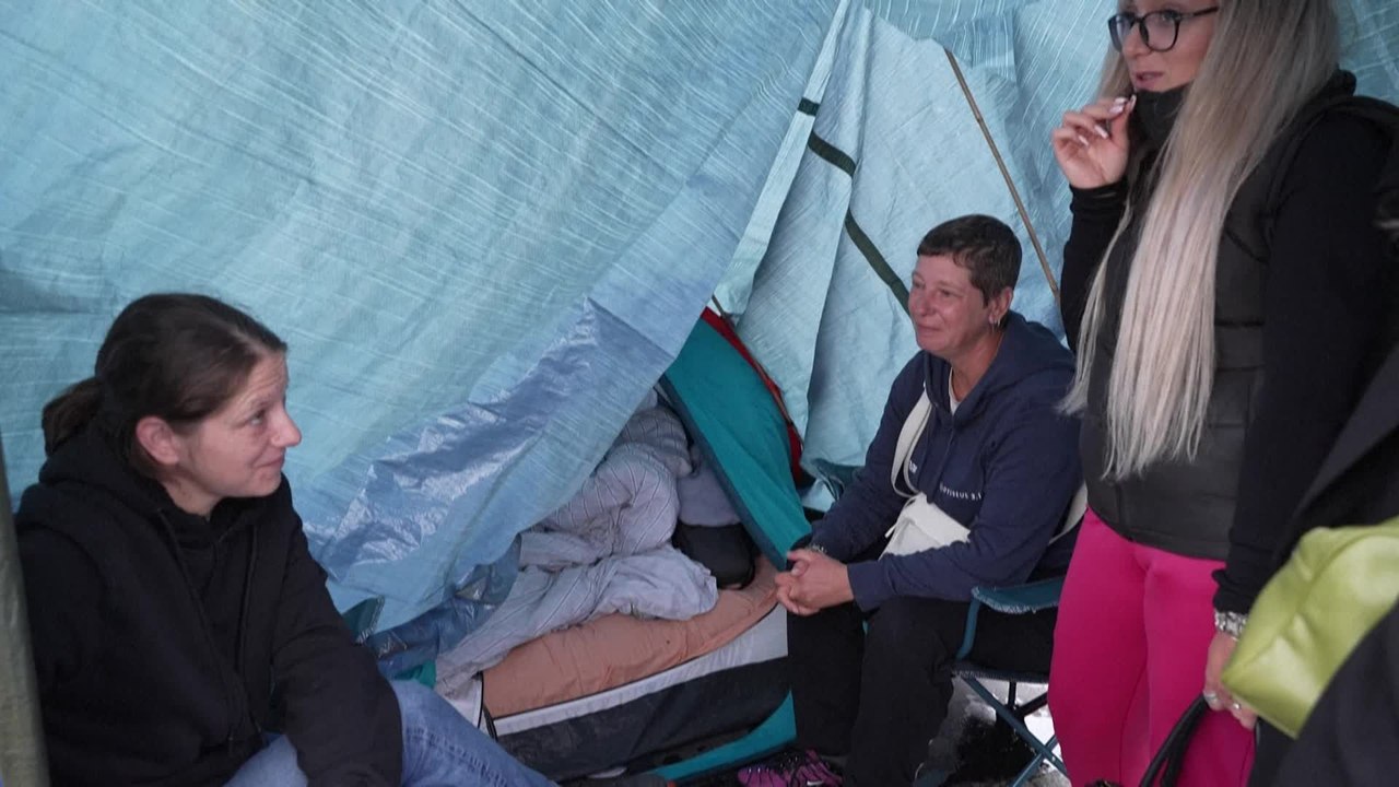 Concert de Mylène Farmer: des fans campent devant le Stade de France