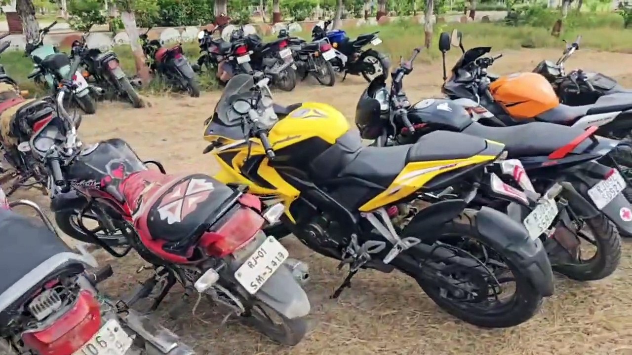 भीलवाड़ा में पुलिस ने वाहनों से उतारी काली फिल्म, बिना नम्बरी वाहन जब्त