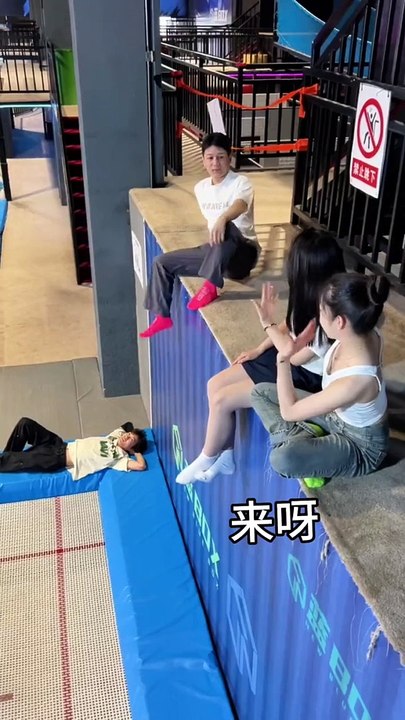 People on the trampoline sneak over haha ​​Tik Tok Internet celebrity trampoline professional mo.