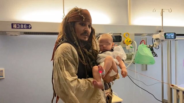 Jhonny Depp se caracteriza de Jack Sparrow y sorprende a niños hospitalizados en San Sebastián