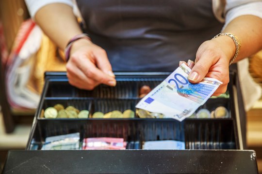 Pearse Doherty has said proposed new ‘access to cash’ legislation must ensure bank machines remain accessible to consumers who want to use physical money in rural areas of Donegal. 