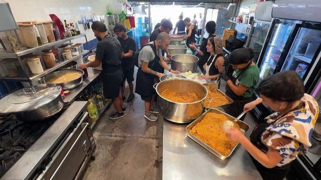 لبنانيون يتطوعون لجمع مساعدات وإعداد طعام للنازحين بعد الغارات الإسرائيلية