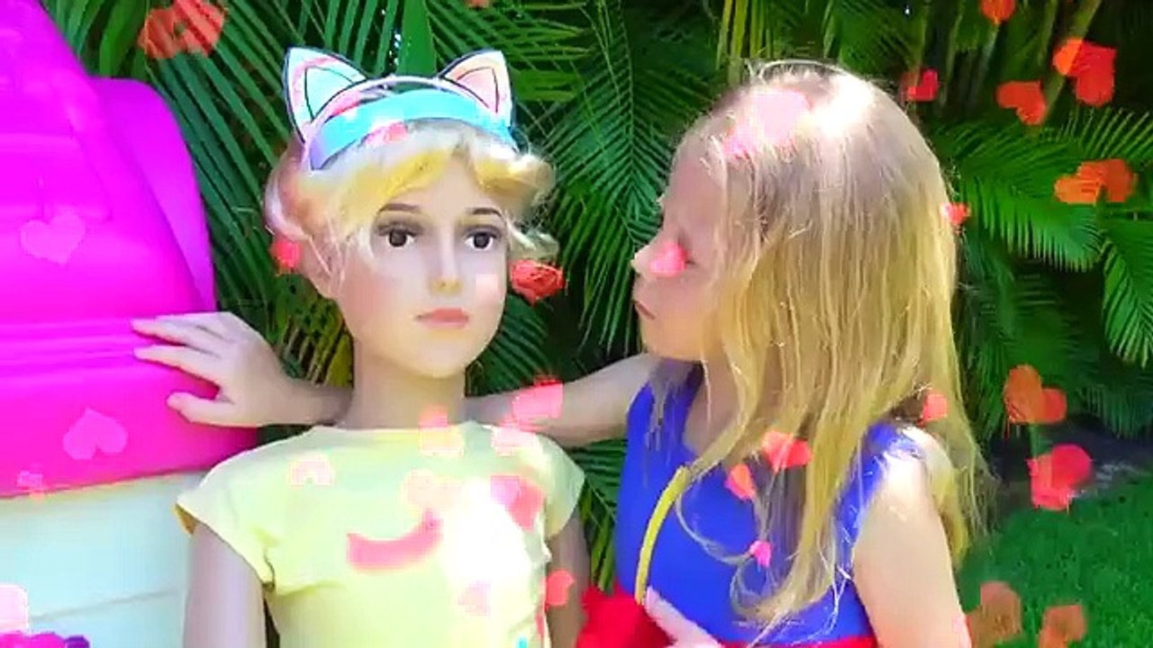 Nastya dan temannya memakai gaun putri yang sama untuk pesta (1)