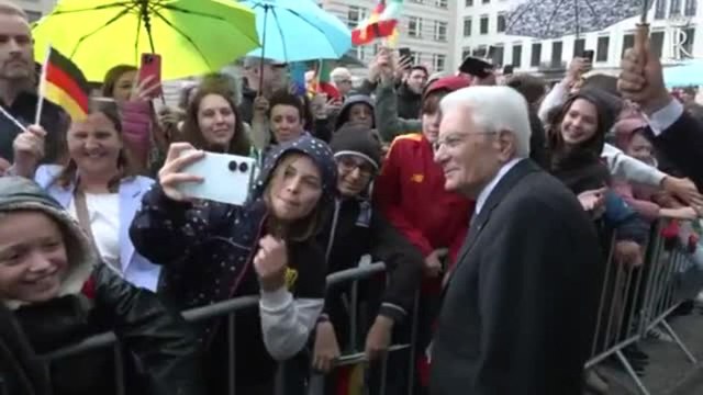 Mattarella fra la folla alla porta di Brandeburgo a Berlino