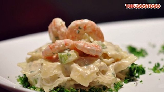 Macarrão ao molho de camarão e vinho branco